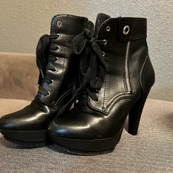 JLo Harlee mid ankle boot. black leather. size 6. USED. wear&tear visible. - Picture 3 of 5